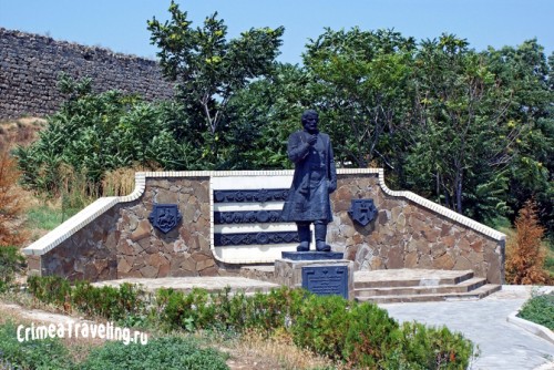 Памятник путешественнику Афанасию Никитину у храма Иверской иконы Божией Матери в Феодосии